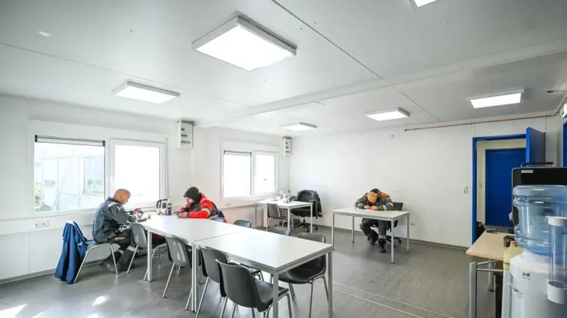 ingerichte samenkomstruimte van basis units