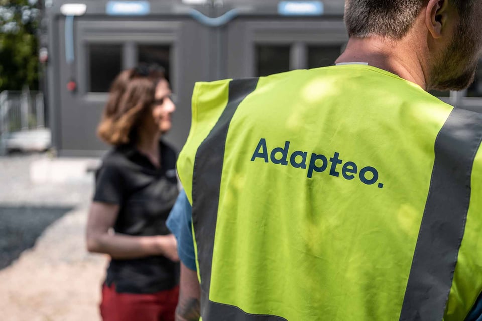 Adapteo medewerkers met veiligheidshesje