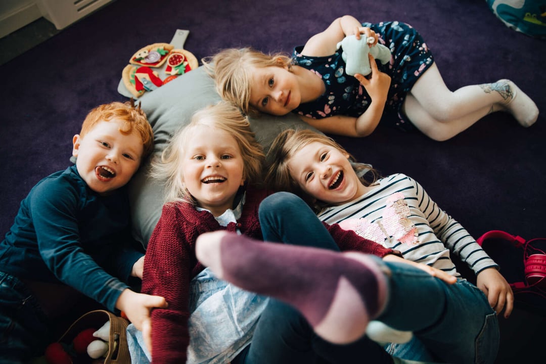 lachende kinderen op de vloer van een modulaire naschoolse opvang
