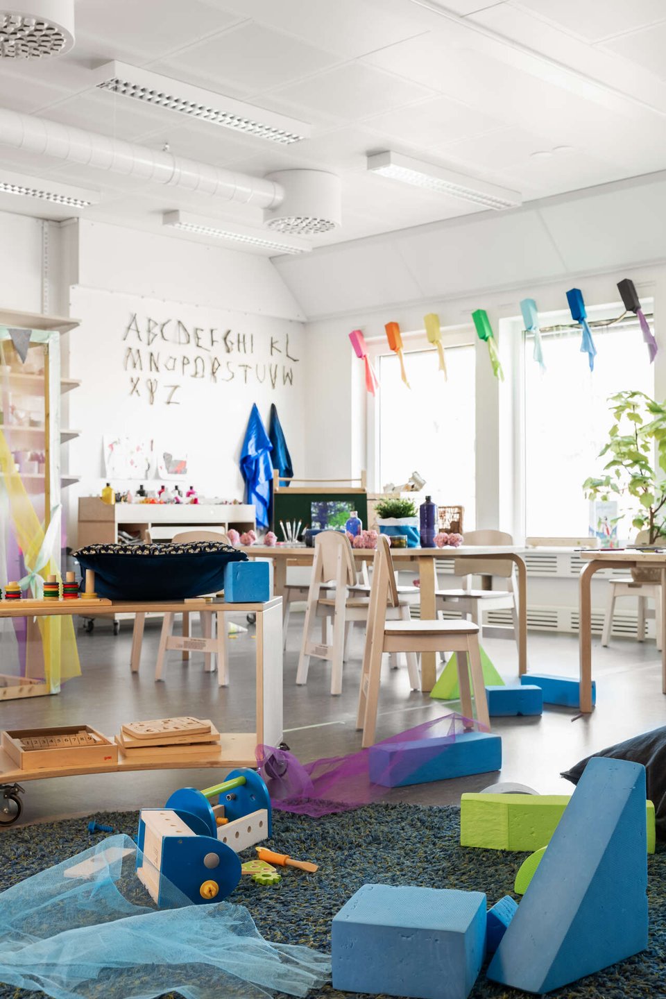 Een kinderdagverblijf met speelgoed