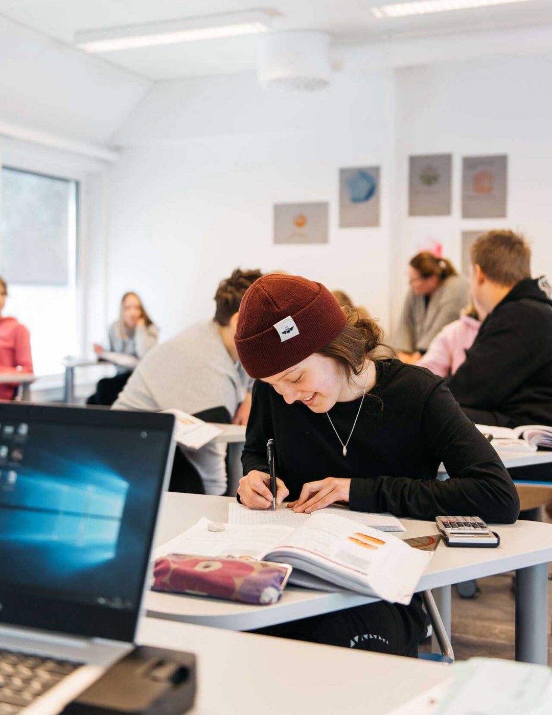 Leerling bezig aan een schoolopdracht in een modulair schoolgebouw van Adapteo