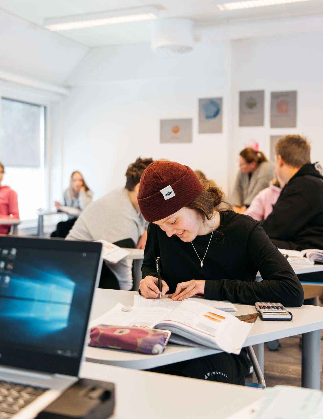 Leerling bezig aan een schoolopdracht in een modulair schoolgebouw van Adapteo