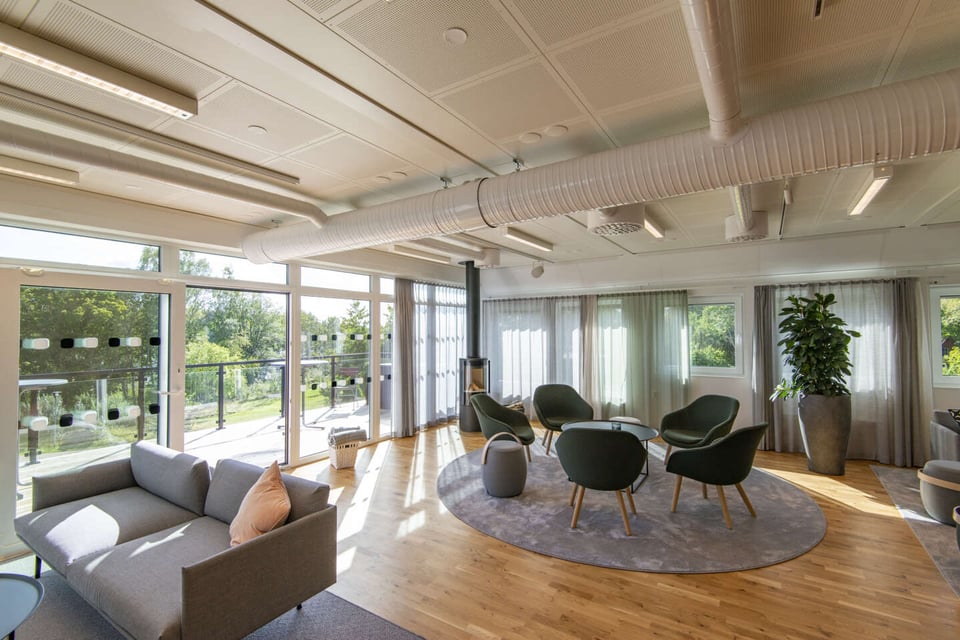 Mooi ingerichte modulaire ruimte met grote ramen