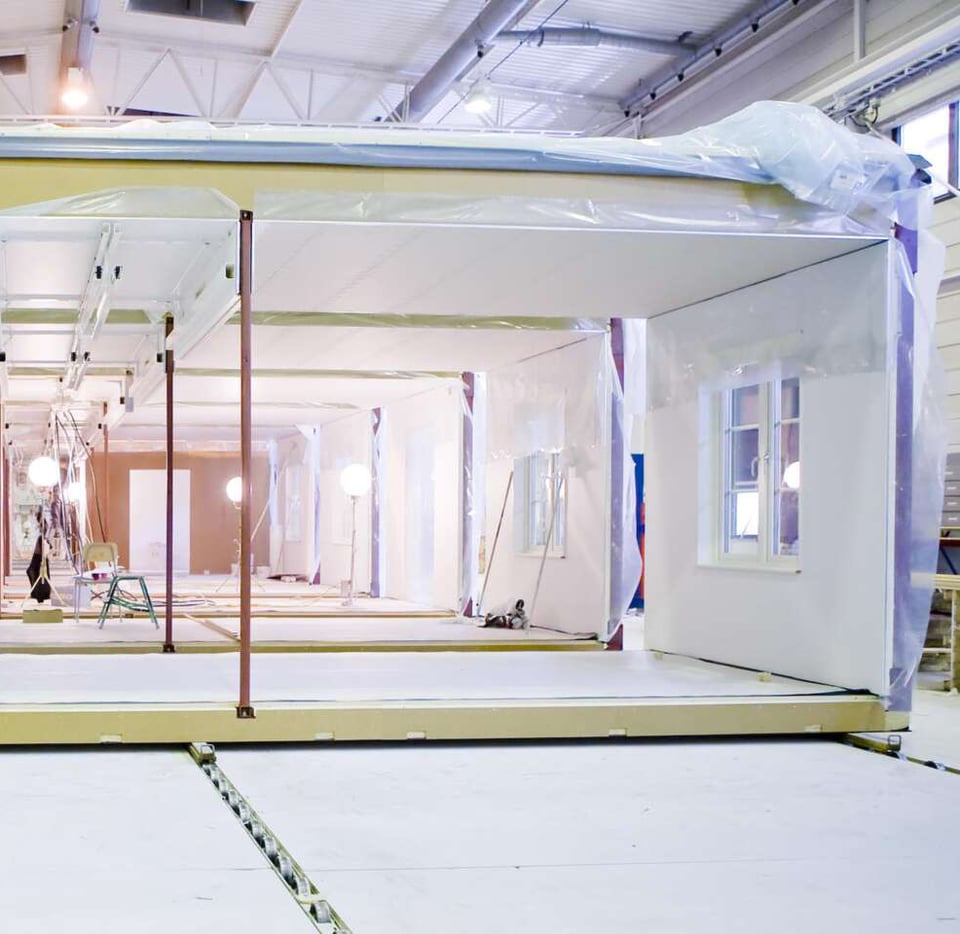 Foto van kale modules in een Adapteo fabriek